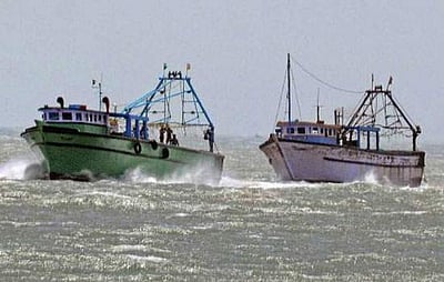 ராமேசுவரம் மீனவா்கள் விரட்டியடிப்பு: இலங்கை கடற்படையினர் அட்டூழியம்