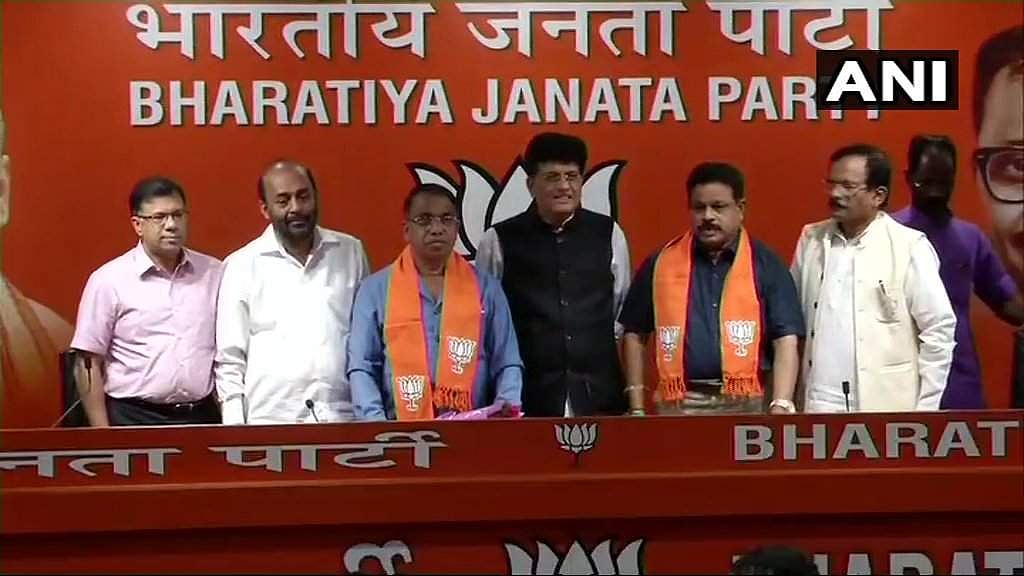 ராஜிநாமா செய்த கோவா காங்கிரஸ் எம்.எல்.ஏக்கள் இருவர் பாஜகவில் இணைந்தனர் 