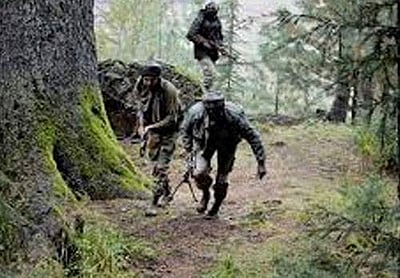 ஜம்மு காஷ்மீரில் சி.ஆர்.பி.எப் முகாம் மீது தீவிரவாதிகள் தாக்குதல்: 2 வீரர்கள் காயம்