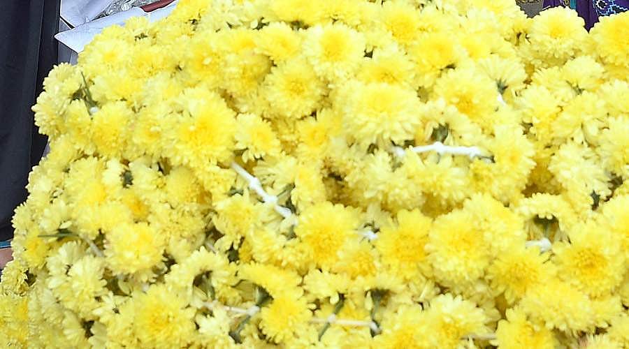 மாற்று இடம் ஒதுக்கப்படாததால் கோயம்பேடு மலா் வியாபாரிகள் அவதி: கருகும் மலா்கள்-கலங்கும் விவசாயிகள்