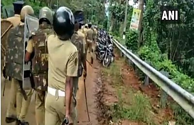 சபரிமலையில் வாகனங்களை நொறுக்கிய போலீஸார்