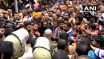 சன்னிதானம் கீழ்பகுதியில் கவிதா ஜக்கல் உட்பட இருவருக்கும் ஐயப்ப பக்தர்கள் எதிர்ப்பு