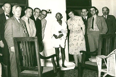 காந்தி எனும் எளிய மனிதரின் அழகியல் மிகுந்த வாழ்வியல் தரிசனப் புகைப்படங்கள்!