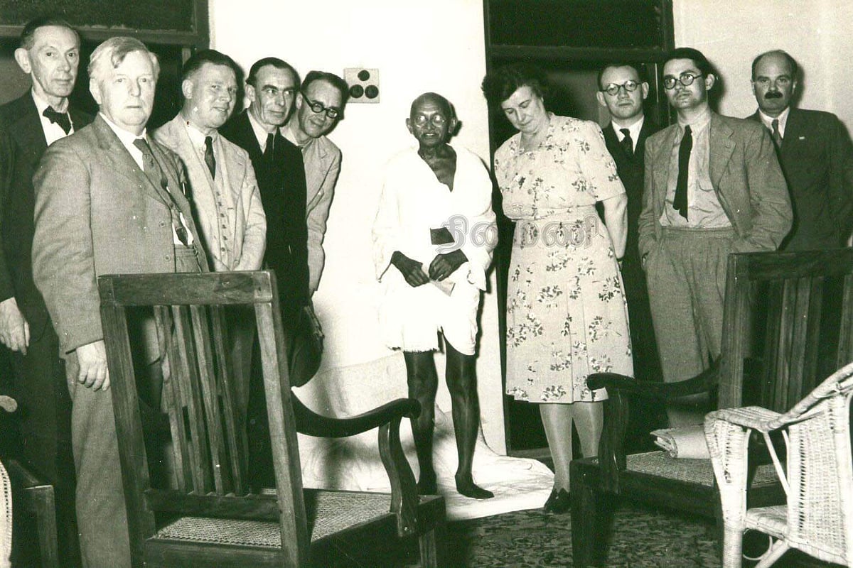 காந்தி எனும் எளிய மனிதரின் அழகியல் மிகுந்த வாழ்வியல் தரிசனப் புகைப்படங்கள்!