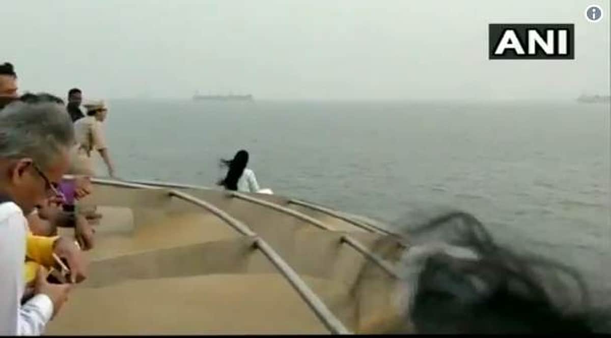 செல்ஃபி மோகம் யாரை விட்டது.. மகாராஷ்டிர முதல்வரின் மனைவி செய்ததைப் பாருங்கள்