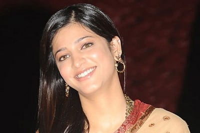 தனியார் தொலைக்காட்சிக்காக நடிகை ஸ்ருதிஹாசன் தொகுத்து வழங்கும் நிகழ்ச்சி இதுதான்! (ப்ரமோ விடியோ)