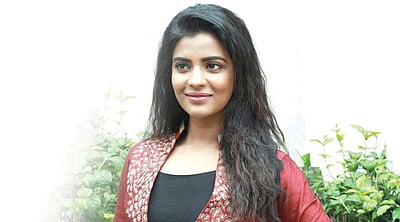 என் உடலில் சிவப்பு நிறம் இல்லாமல் இருக்கலாம்.  ஆனால், நான் தமிழ் முகம்! நடிகை ஐஸ்வர்யா ராஜேஷ் அதிரடி பேட்டி!