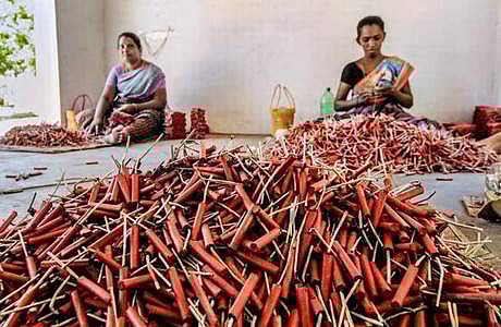 சரவெடியாக வரும் சவால்கள்: திக்குத்தெரியாத காட்டில் பட்டாசு தொழில்!