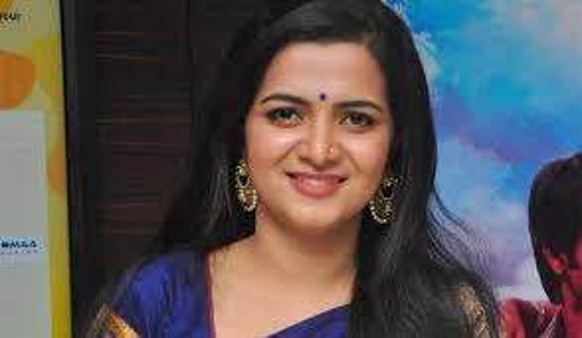 உங்களை தினமும் மகிழ்வூட்டும் சின்னத் திரை பிரபலங்களின் சம்பளப் பட்டியல் இதுதான்!