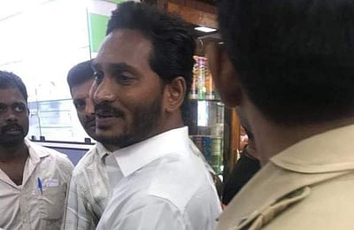 விமான நிலையத் தாக்குதல் சம்பவம்: வாக்குமூலம் அளிக்க ஜெகன்மோகன் ரெட்டி மறுப்பு  