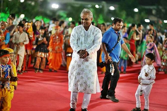 ஆண்டு தோறும் ஊழியர்களுக்கு தீபாவளி போனஸாக கார், ஃப்ளாட், ஃபிக்ஸ்ட் டெபாசிட் அளித்து அசத்தும் வைர வியாபாரி!