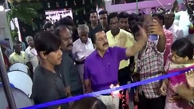 'செல்ஃபியால் சீறிய சிவகுமார்' இளைஞரின் செல்ஃபோனை பட்டென தட்டிவிட்டார்- வைரலாகும் விடியோ