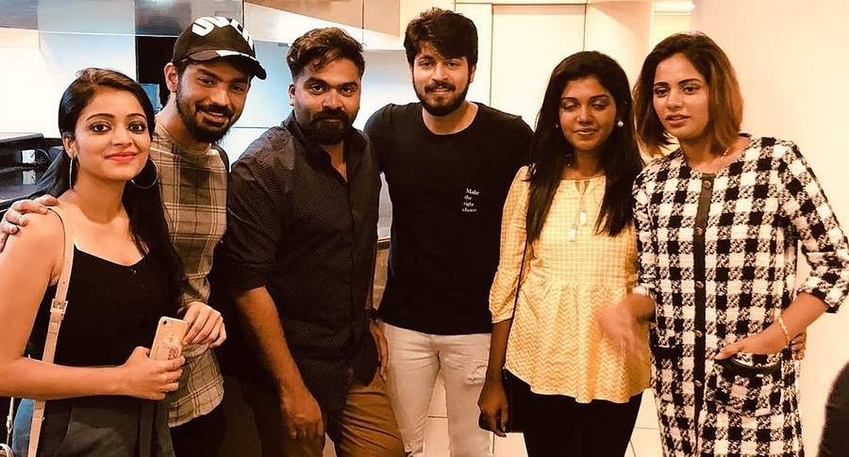 பிக் பாஸ் பிரபலங்களுடன் இணைந்து செக்கச் சிவந்த வானம் படத்தைப் பார்த்த சிம்பு!