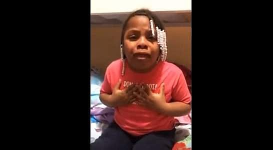 துப்பாக்கிச் சூட்டுக்கு எதிராகக் கொந்தளிக்கும் 6 வயதுச் சிறுமி! வைரல் வீடியோ!