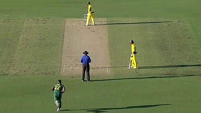 பாதி முதுகைக் காண்பித்தபடி வினோதமான முறையில் பந்துவீச்சை எதிர்கொண்ட ஜார்ஜ் பெய்லி! (விடியோ)