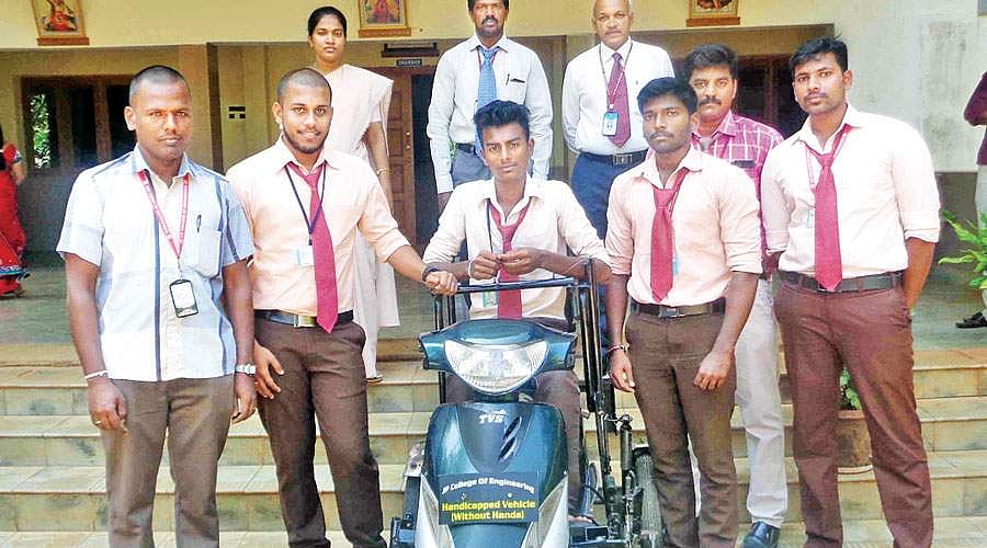 கைகள் இல்லாமல் பைக் ஓட்ட முடியும்!