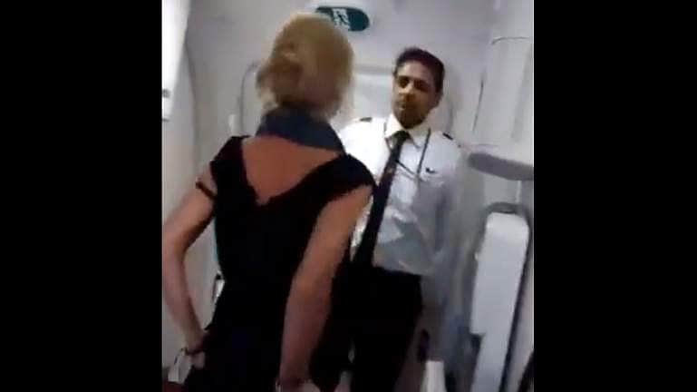 கூடுதலாக ஒரு கோப்பை ஒயினுக்காக ஏர் இந்தியா ஊழியருடன் சண்டையிட்ட வெளிநாட்டுப் பெண் (விடியோ இணைப்பு) 