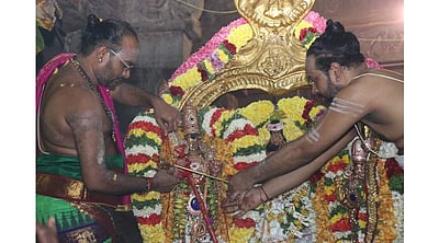 திருப்பரங்குன்றத்தில் ஸ்ரீ சுப்பிரமணிய சுவாமி வேல் வாங்குதல்