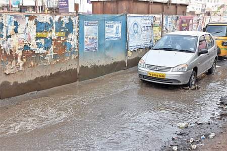 மந்தகதியில் மெட்ரோ ரயில் பணிகள்: பாதாளச் சாக்கடை குழாய்களை மாற்றியமைப்பதில் குளறுபடி: ஆறாக ஓடும் கழிவுநீர்