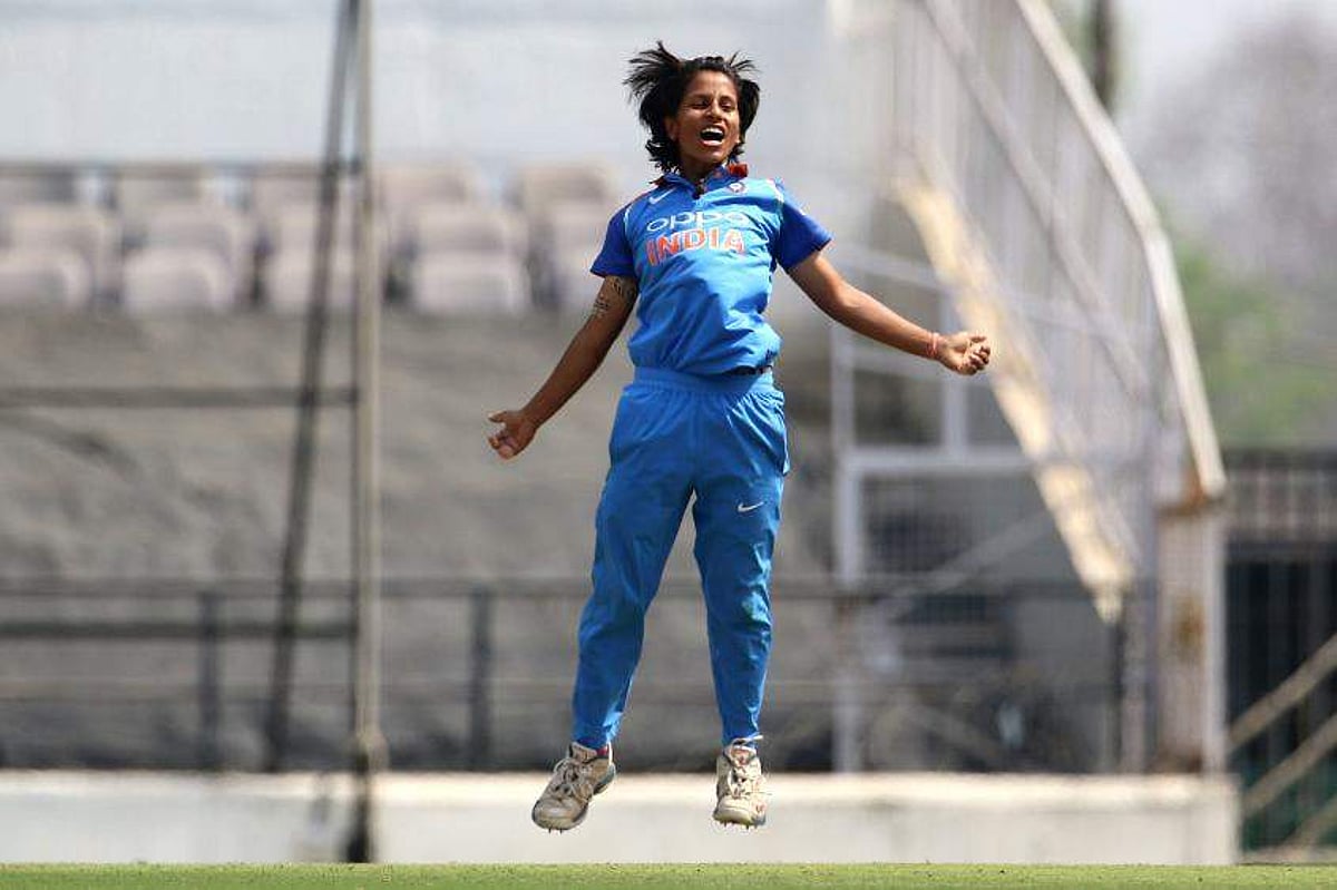 ஒரு வருடத்தில் அதிக டி20 விக்கெட்டுகள்: பூம்ராவின் சாதனையைத் தாண்டிய இந்திய வீராங்கனை