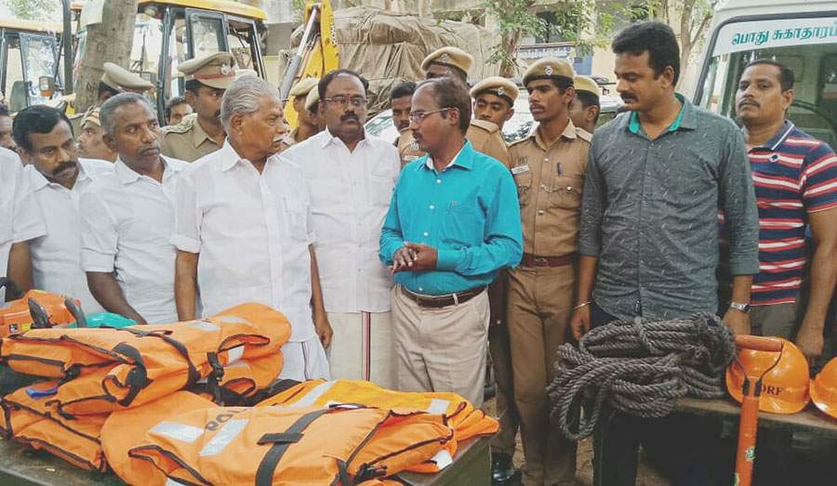 கஜா புயல் பாதிப்பு: கும்பகோணம் உட்கோட்டக் காவல்துறையின் சார்பில் மீட்பு நடவடிக்கை