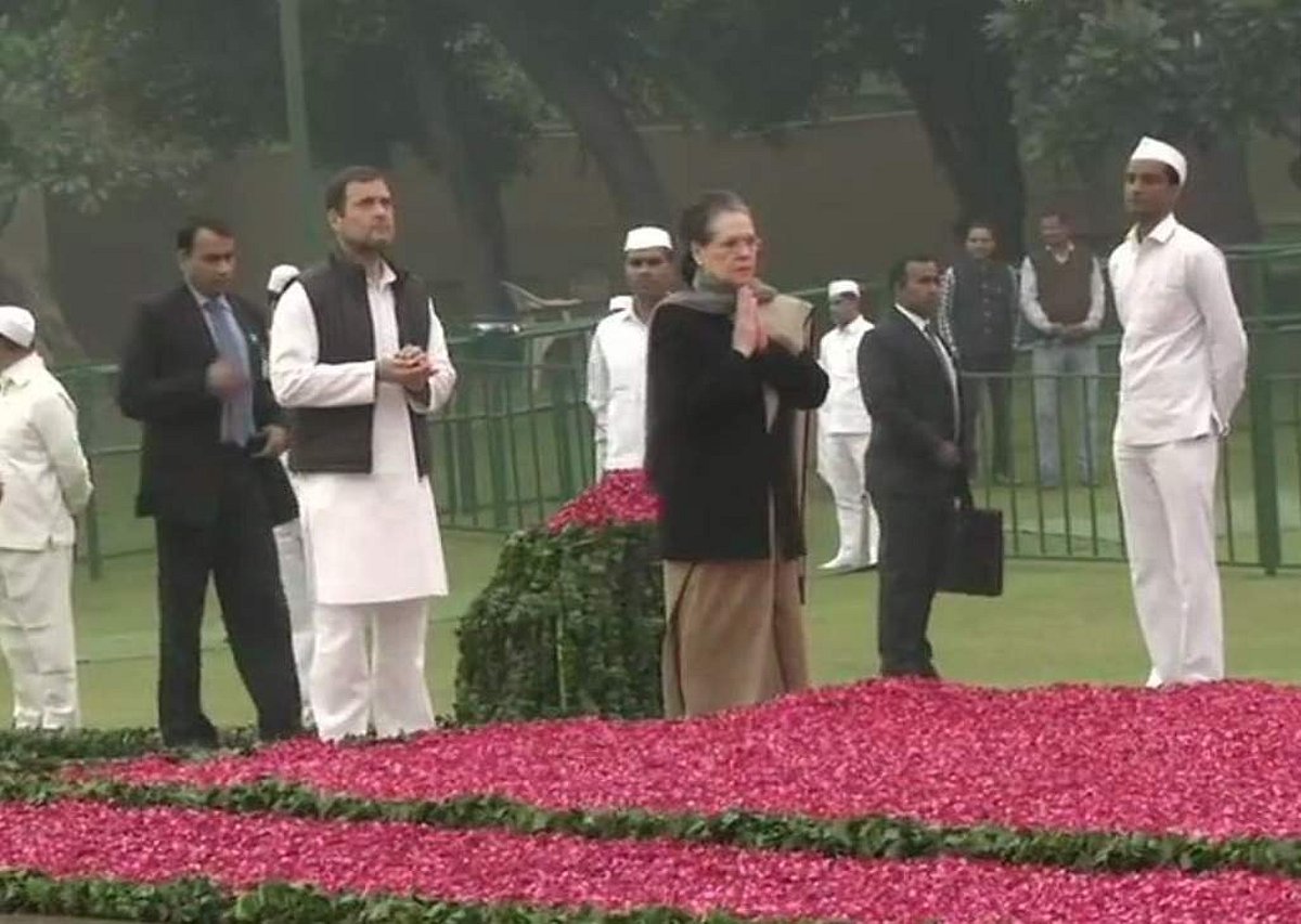 இந்திரா காந்தி பிறந்ததினம்: நினைவிடத்தில் சோனியா, ராகுல் மரியாதை