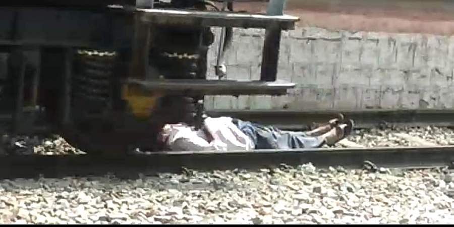 தண்டவாளத்தில் படுத்து நூலிழையில் உயிர் பிழைத்த ஆந்திர நபர்