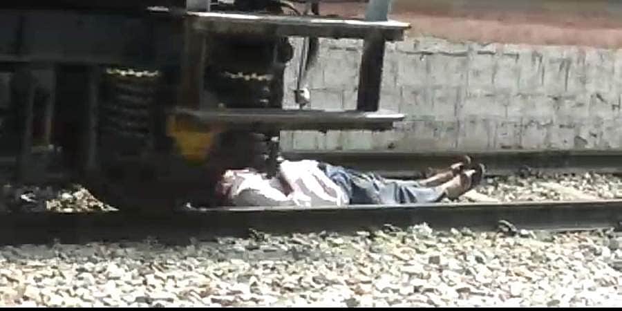 தண்டவாளத்தில் படுத்து நூலிழையில் உயிர் பிழைத்த ஆந்திர நபர்