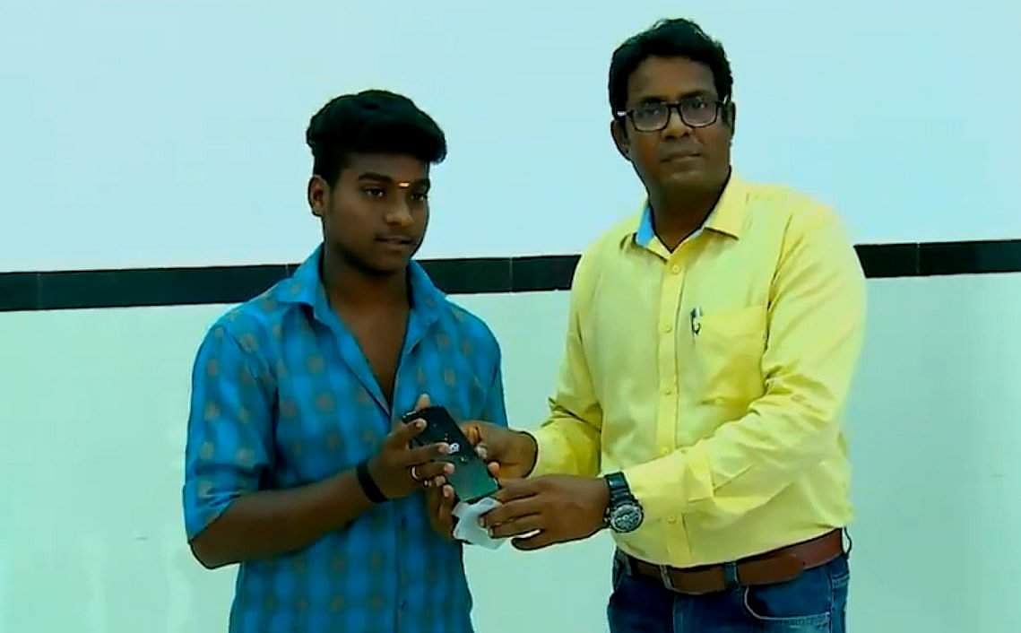 சுபம்: தட்டிவிட்ட செல்போனுக்குப் பதிலாக ரூ. 21,000 மதிப்புள்ள செல்போனை இளைஞருக்கு வழங்கினார் சிவக்குமார்