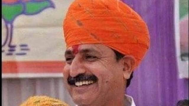 செருப்பு மாலை போட்ட வாலிபருடன் சண்டையிட்ட பாஜக எம்.எல்.ஏ (வைரல் விடியோ 