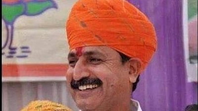 செருப்பு மாலை போட்ட வாலிபருடன் சண்டையிட்ட பாஜக எம்.எல்.ஏ (வைரல் விடியோ 