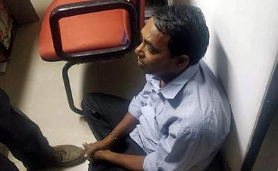 தில்லி முதல்வர் கேஜரிவால் மீது மிளகாய்ப்பொடி வீச்சு: இளைஞர் கைது 