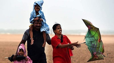 மெரினாவில் சுற்றுலாப் பயணிகள்