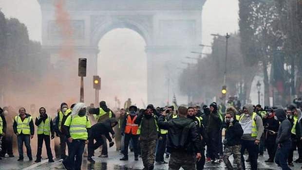 பெட்ரோல், டீசல் விலையேற்றம்: பிரான்ஸில் மிகப்பெரிய போராட்டம், பொருளாதார இழப்பு