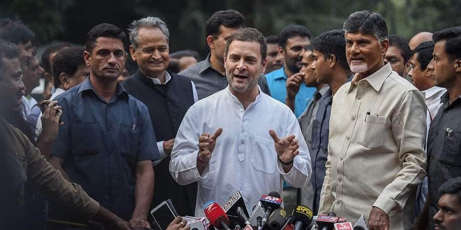 பரம்பரை எதிரிகள் ஒரே மேடையில்: இதை எப்படி எடுத்துக் கொள்வார்கள் மக்கள்?