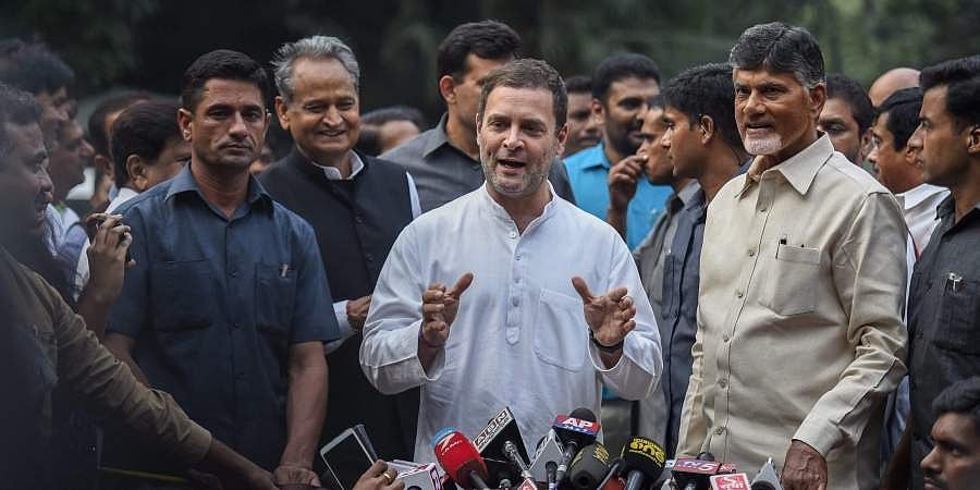 பரம்பரை எதிரிகள் ஒரே மேடையில்: இதை எப்படி எடுத்துக் கொள்வார்கள் மக்கள்?