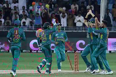 நியூஸிலாந்தைத் தோற்கடித்து டி20 கிரிக்கெட்டில் உலக சாதனைகள் நிகழ்த்தியுள்ள பாகிஸ்தான் அணி