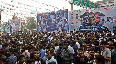 ரஜினி ரசிகர்கள் ஆரவாரக் கொண்டாட்டம்