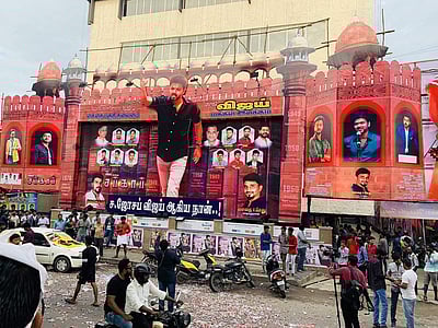 சென்னையிலும் அதிமுகவின் சர்கார் போராட்டம்: காசி, வெற்றி திரையரங்குகளில் பேனர்கள் கிழிப்பு 