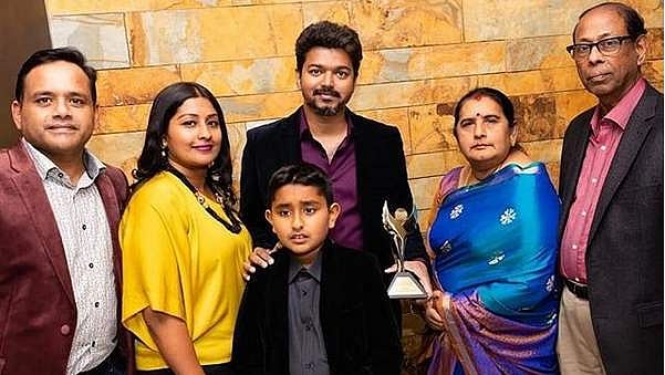 சிறந்த நடிகருக்கான சர்வதேச விருதைப் பெற்றுக் கொண்டார் விஜய்!