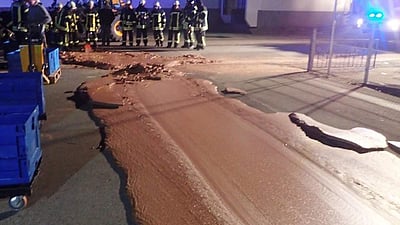 சாலையில் ஓடிய சாக்லேட் ஆறு: ஜெர்மனியில் நடந்த விநோதம் (விடியோ இணைப்பு)