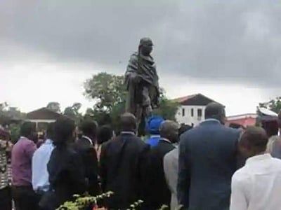 கறுப்பினத்தவருக்கு எதிராக கருத்து தெரிவித்தாரா காந்தி?: பல்கலை வளாகத்தில் சிலை அகற்றப்பட்டதால் சர்ச்சை 