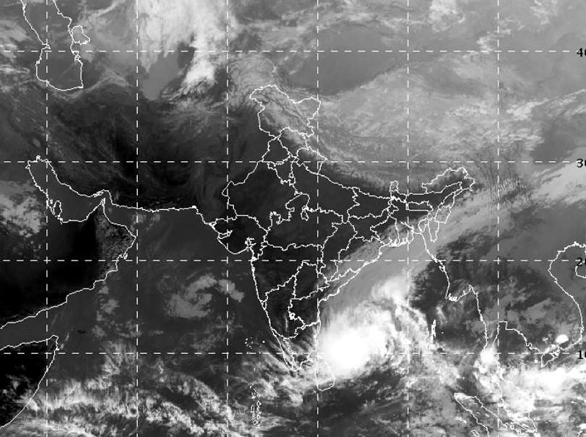 திங்களன்று கரையை கடக்கும் புயல் சின்னத்தால் 2 நாட்களுக்கு கன மழை எச்சரிக்கை
