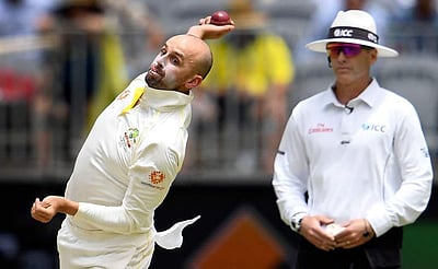 இந்தியாவுக்கு எதிராக இரு அரிய சாதனைகள் படைத்த நாதன் லயன்