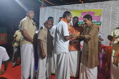 பாஜகவில் சேர்ந்தார்  'காதல் ஜிகாத்' சர்ச்சை மூலம் அகில இந்திய புகழ்பெற்ற ஹாதியாவின் தந்தை 