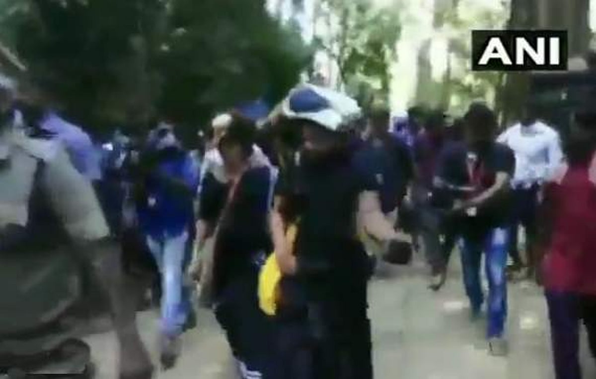 புடவை அணிந்து 18ம் படி ஏறி சபரிமலை ஐயப்பனை தரிசனம் செய்த 4 திருநங்கைகள்