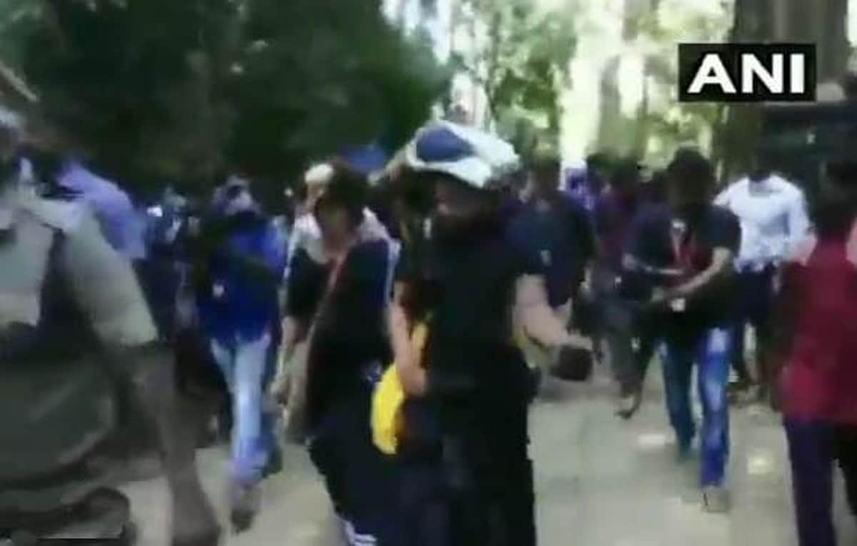 புடவை அணிந்து 18ம் படி ஏறி சபரிமலை ஐயப்பனை தரிசனம் செய்த 4 திருநங்கைகள்