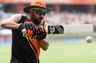 எப்படியிருந்த யுவ்ராஜ் சிங்.... ஒவ்வொரு ஏலத்திலும் படிப்படியாக மதிப்பு குறைந்த கதை!