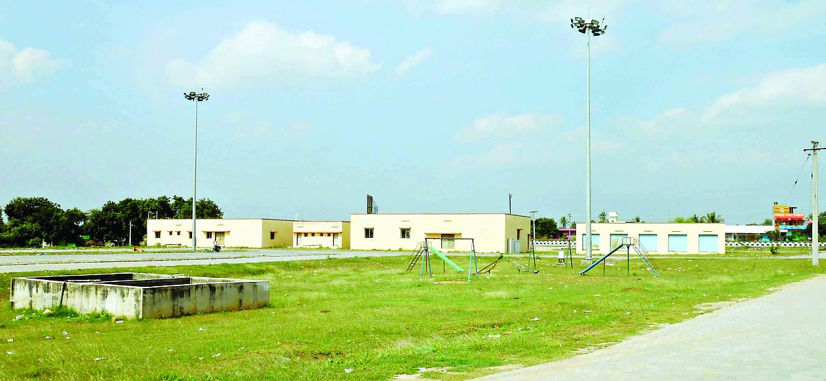 தேசிய நெடுஞ்சாலையில் பராமரிப்பின்றி காணப்படும் ஓய்வறைகள்: வாகன ஓட்டிகள் அவதி