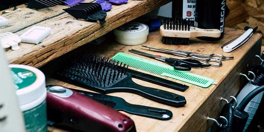 கஜா பாதிப்பு: மின் வாரிய ஊழியர்களுக்கு கைம்மாறு செலுத்தும் முடிதிருத்தும் இளைஞர்கள்